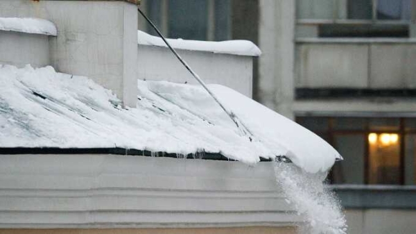 В российском городе снег с крыши рухнул на коляску с ребенком